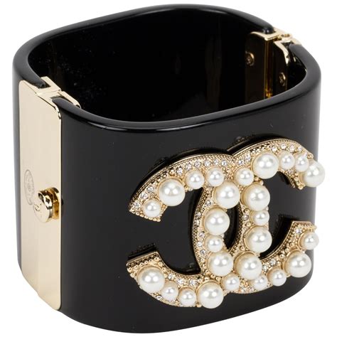 Chanel pearl bracelet with logo